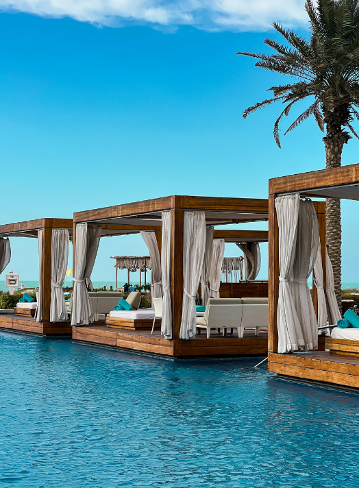 Ambiente hospitality soleggiato in un resort